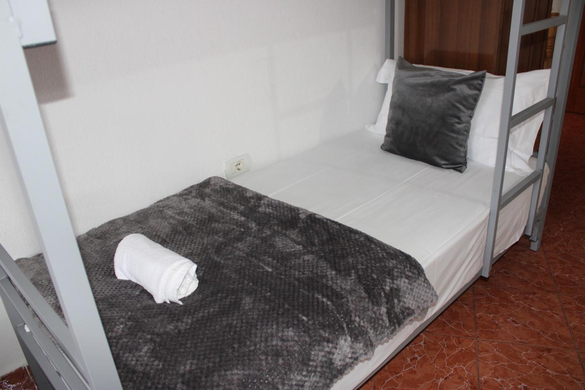 Crew Hostel ติรานา ภายนอก รูปภาพ